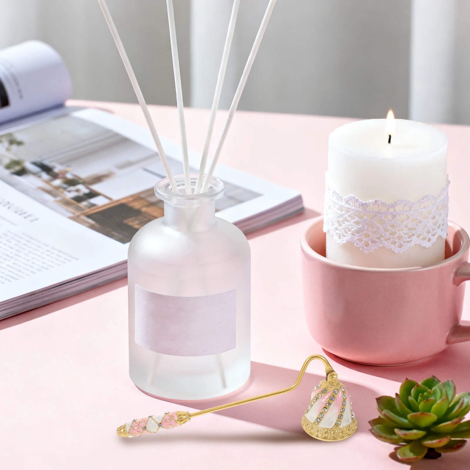 

Snuffer Vintage Metal Wick Flame Snuffer Rhinestones Inlaid Long Handle Safely Extinguishing Elegant Accessory