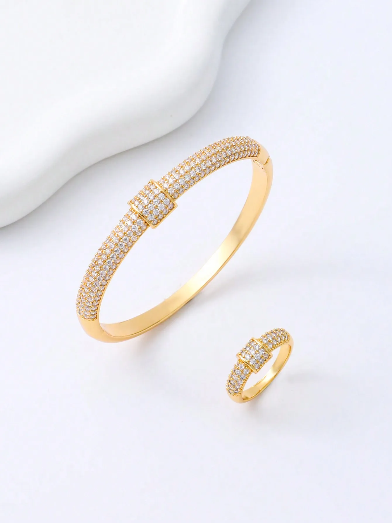 A set of women\'s new European and American 14K gold-plated copper temperament simple micro-inlaid zircon bracelet ring set