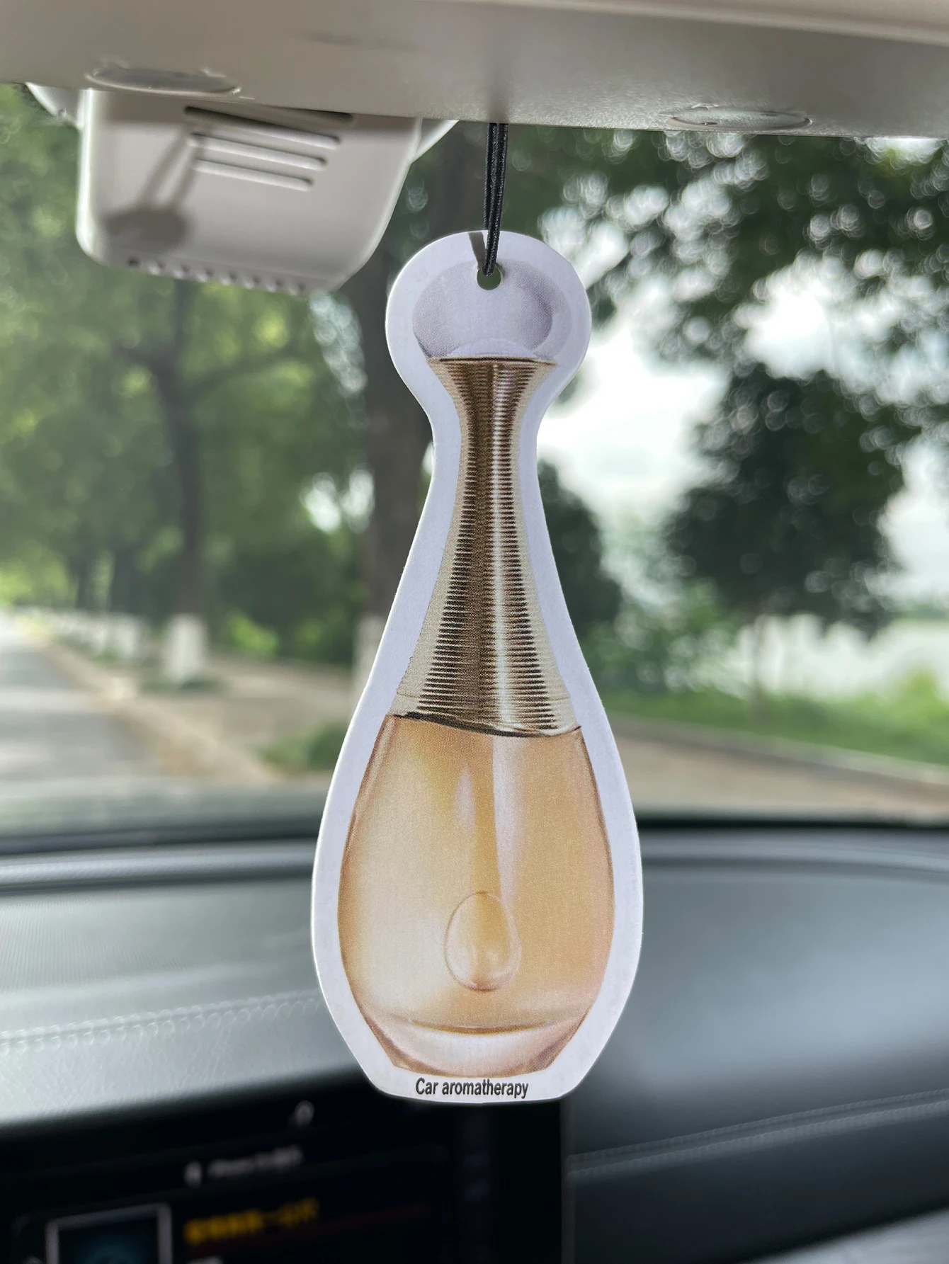 Bottle/Freesia Fresh Scent Five-Star Neutral Car Perfume and Non-Toxic Air Freshener |   Natural Essential Oils and Aromatherapy Scent Tablets (Noroili/Grapefruit/Cedar) |   Hanging Type and Dual-Purpose with Vent Clip |   Long-Lasting Fragrance for 60-90 Days |   Deodorize and Purify the Air |   Suitable for Use in Cars, Homes, Wardrobes, and Bathrooms. |   Same Fragrance as the One Sold in the Store