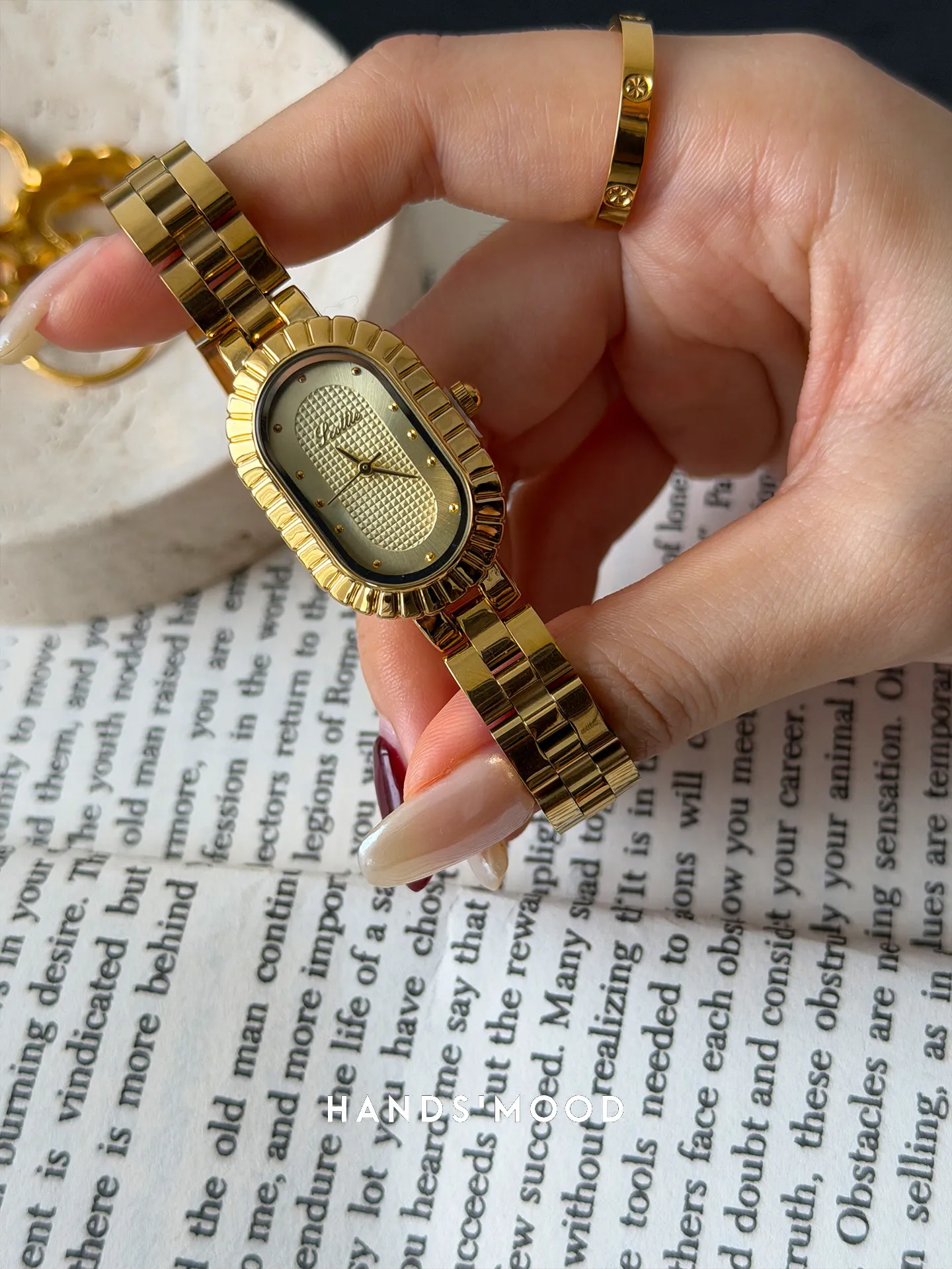 

Новые модные маленькие золотые часы в ретро-стиле, высококачественные, изысканные и элегантные, универсальные женские часы, уникальные часы для измерения времени.