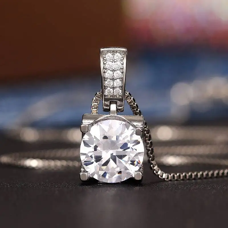 Huitan Vielseitige Damen-Anhänger-Halskette, schlichtes Design, Party-Accessoires, modischer, dezenter Alltagsschmuck für Damen, mit brillantem CZ-Edelstein besetzt