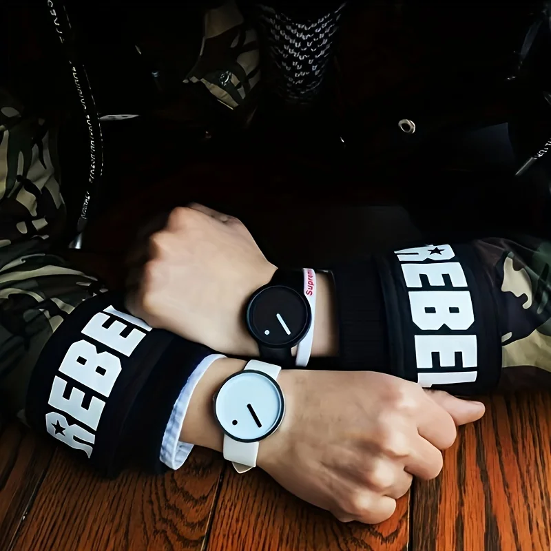 ساعة بتصميم منقط بسيط مع قيمة جمالية عالية ومزاج بسيط وشخصية إبداعية ومكانة للطلاب من الذكور و الإناث