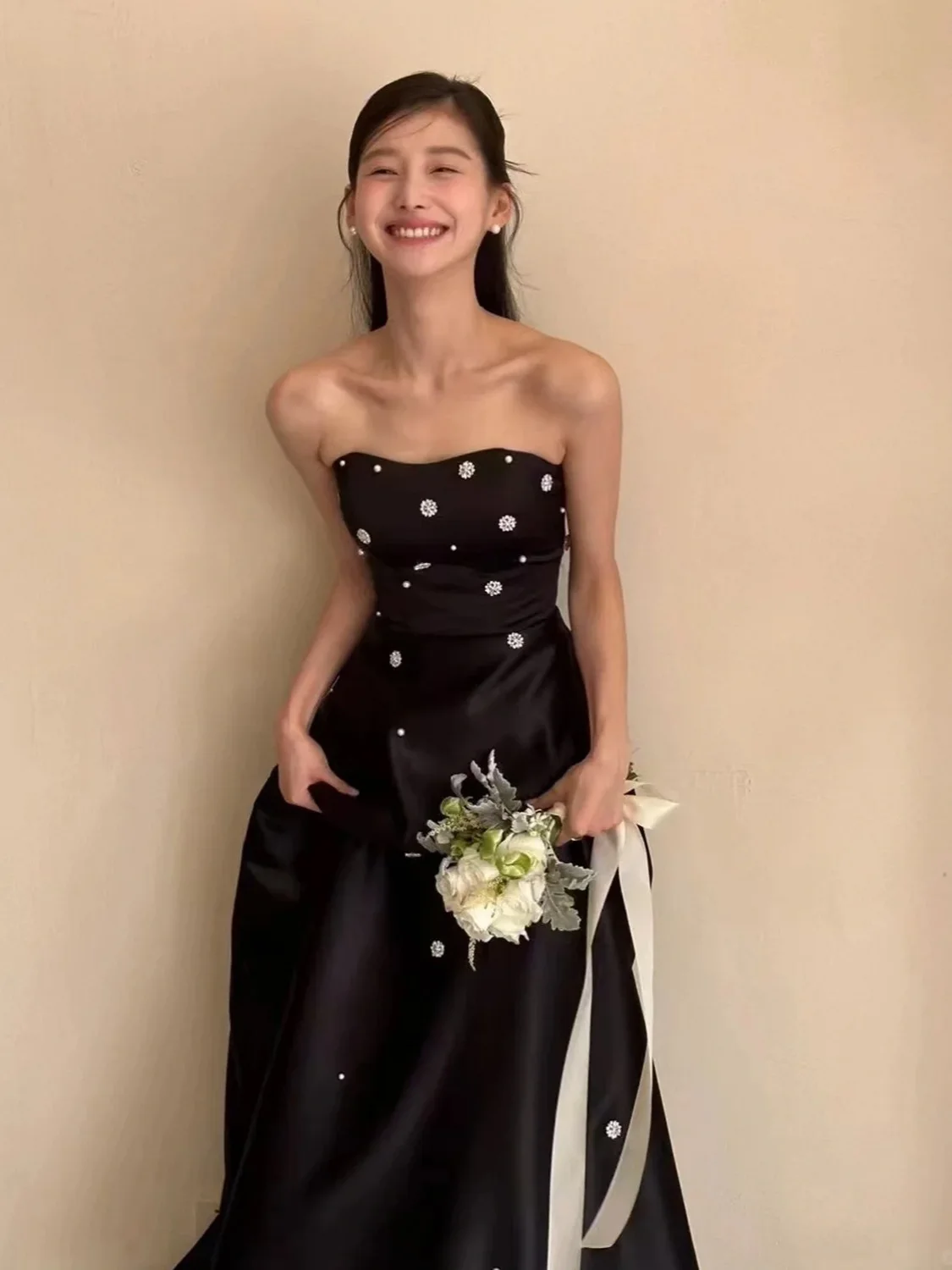 أسود 2025 فساتين زفاف خفيفة أنيقة جديدة للعروس بدون حمالات من الساتان على شكل حرف a فستان حفلات الزفاف Vestido De Novia Casamento