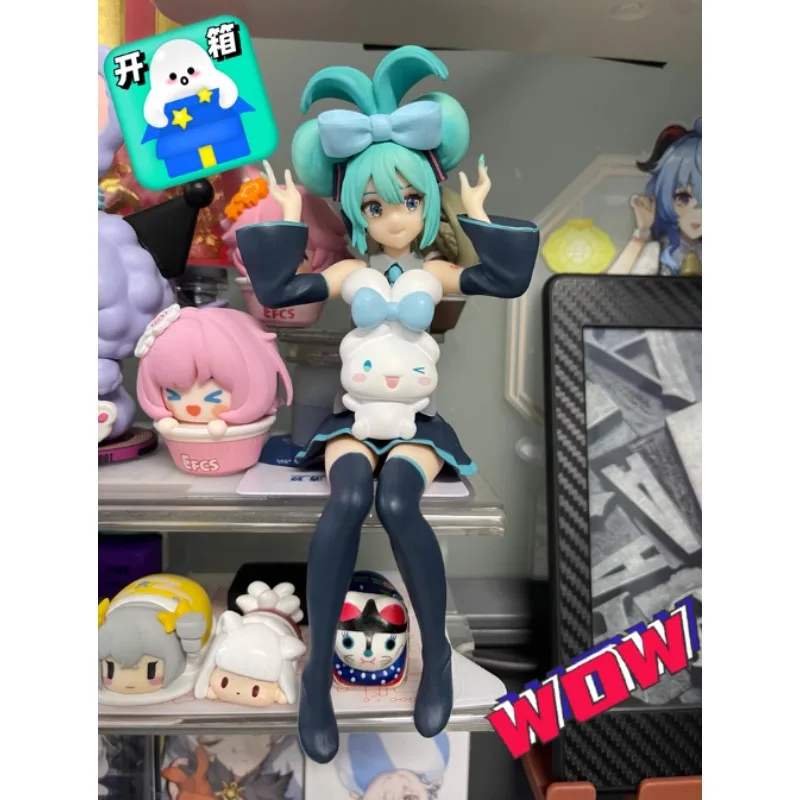 Urocza figurka Hatsune Miku w pozycji siedzącej, idealna jako dekoracja na biurko, model do ekspozycji na obudowie komputera, kolekcjonerski prezent dla fanów anime, zabawka dla dorosłych.