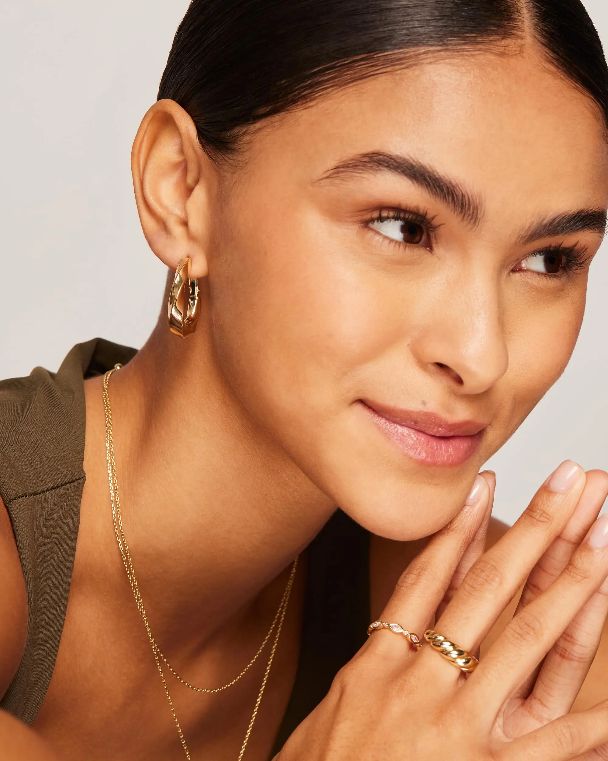 Afbeelding 4: Shevalu Dames Geometrie Ontwerp Hoepels Oorbellen Hoge kwaliteit 14K verguld 925 sterling zilver Post Chunky Twisted Huggie Earring