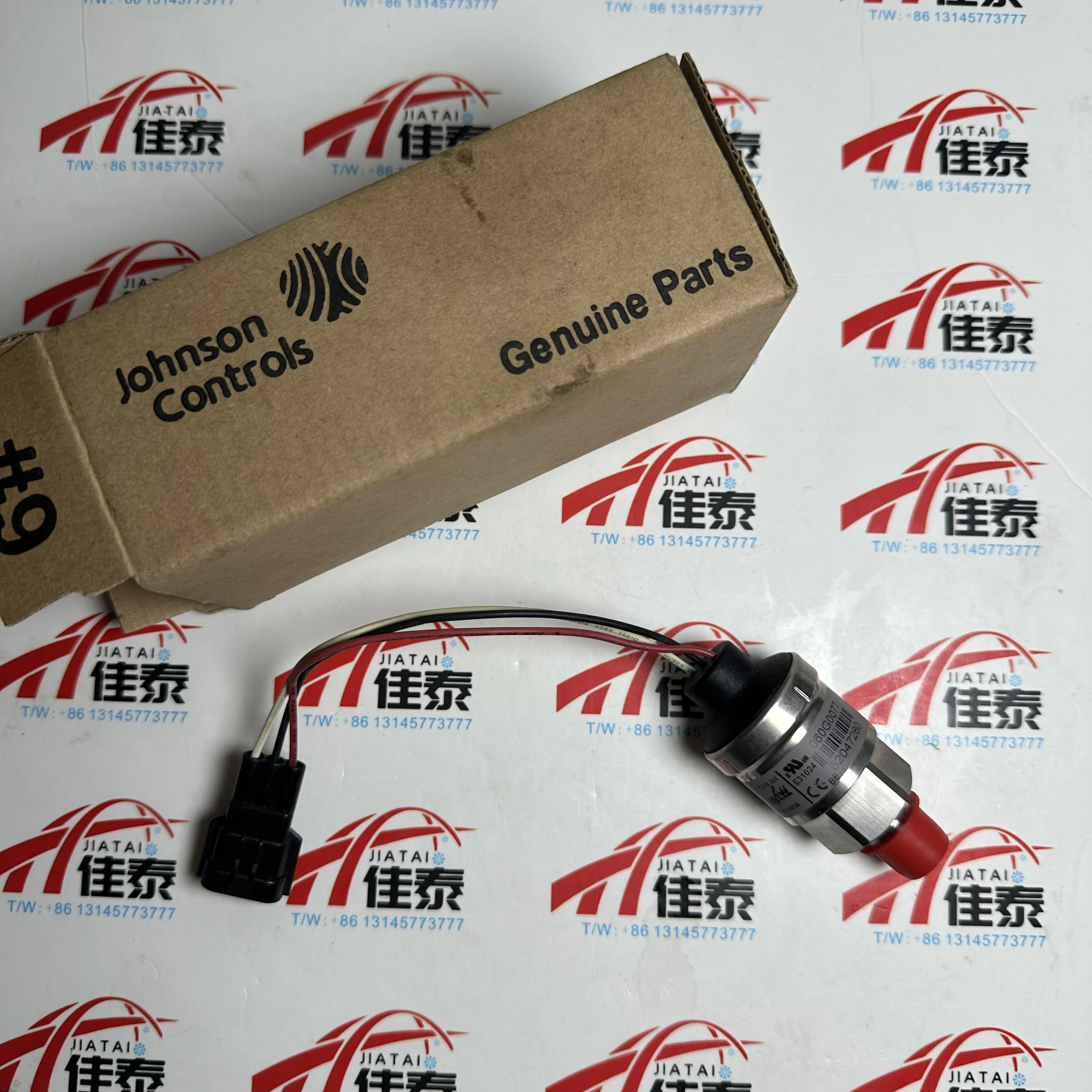 025L01917-000 is a high-pressure sensor (pressure transmitter) for central air conditioning and chiller units