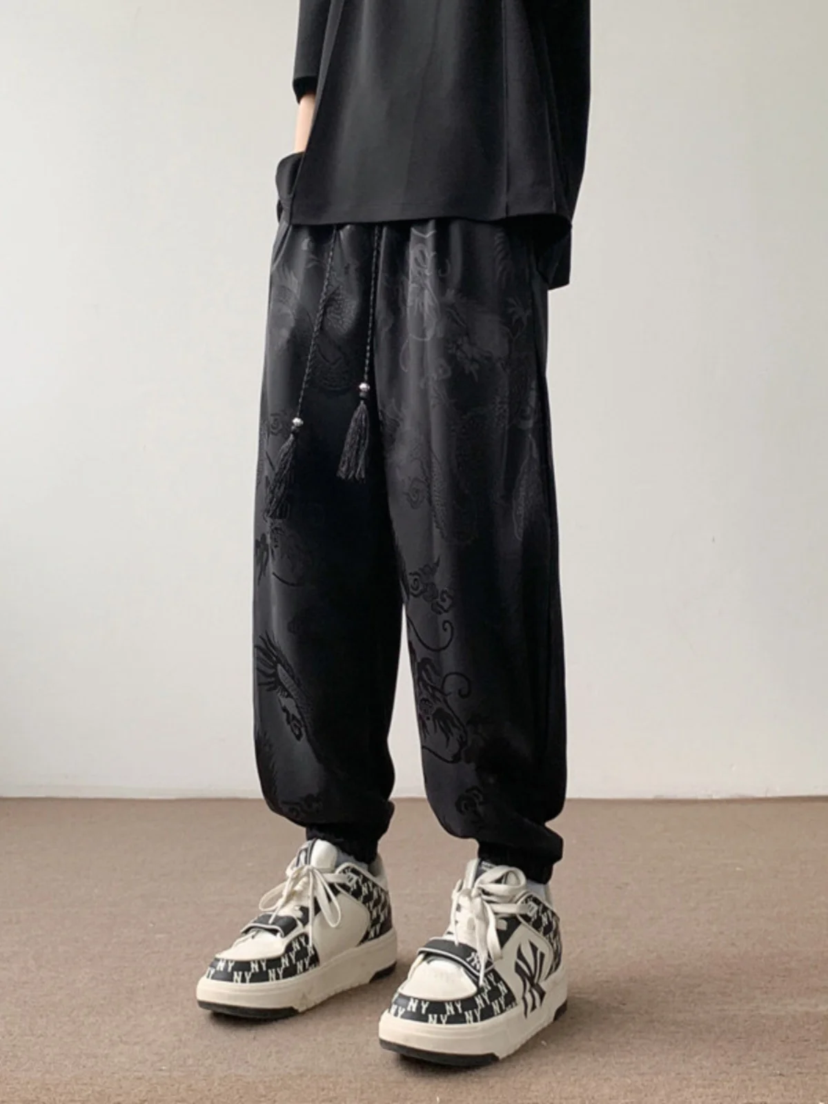 

Новые китайские мужские летние тонкие повседневные брюки из ледяного шелка с рисунком дракона, свободные брюки Harlan, модные, большого размера