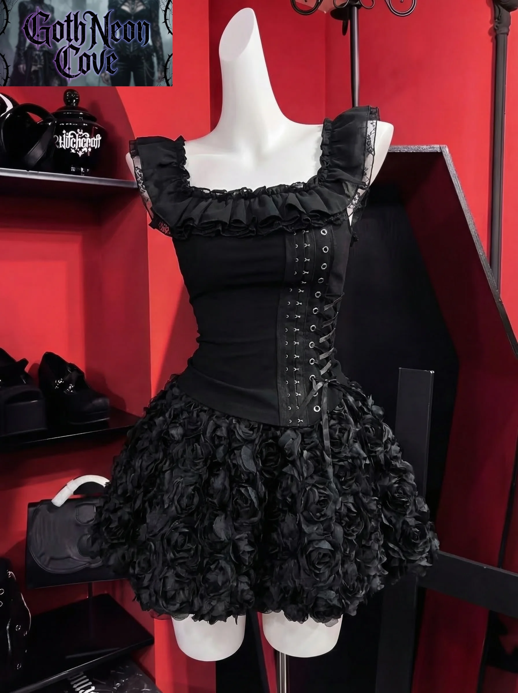 

Летний французский винтажный комплект в стиле Dark Goth: топ с квадратным вырезом и шнуровкой, пышная мини-юбка, эстетика Y2K, дворцовый стиль.