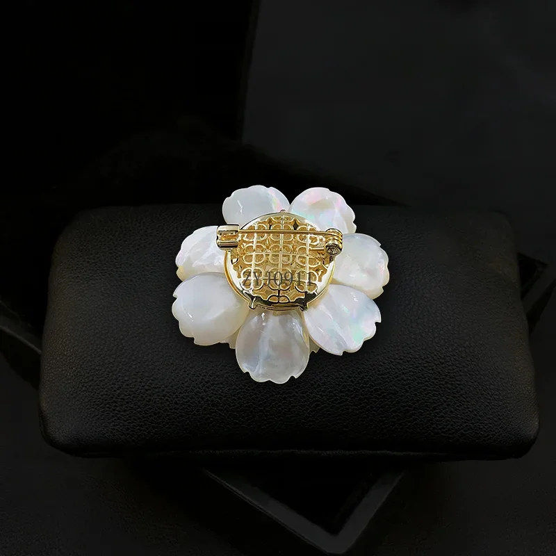 *z كاميليا بروش لؤلؤ المياه العذبة الطبيعية قذيفة زهرة دبوس الراقية رائعة فاخرة أنيقة الصدار المرأة دعوى مجوهرات