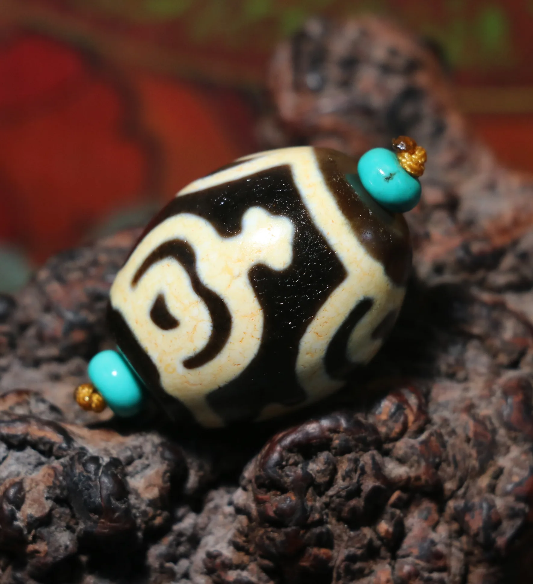 

No.210126N14 Energy Tibetan Old Agate Ivory Color Treasure Bottle Big Daluo dZi Bead 28:23MMs Good Saurces