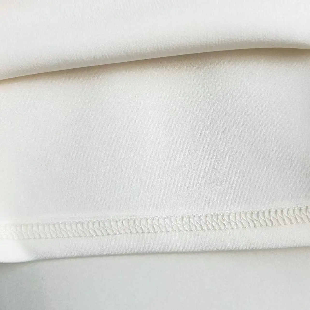 Cseta de Manga Longa Slim Fit Branca Pura com Gola Quadrada, Estilo Novo para Primavera e Outono, Csa Base de Gola Baixa