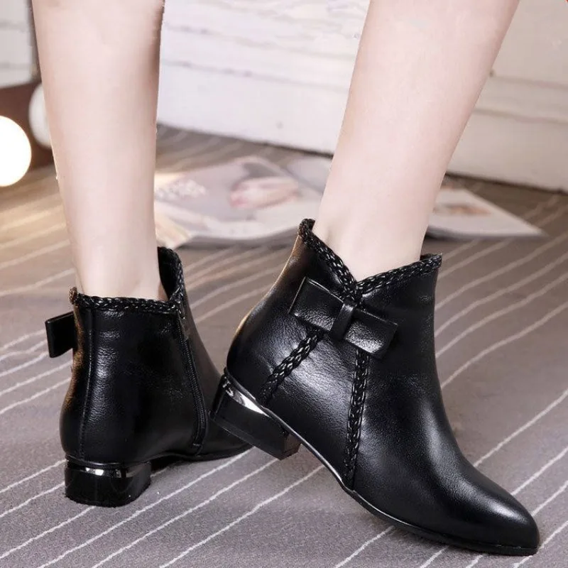 Damenschuhe 2026 Wintermode Stiefel mit Absatz Plateauschuhe Schwarze Kurze Stiefel Dicksohlige Lackleder Damen-Knöchelstiefel