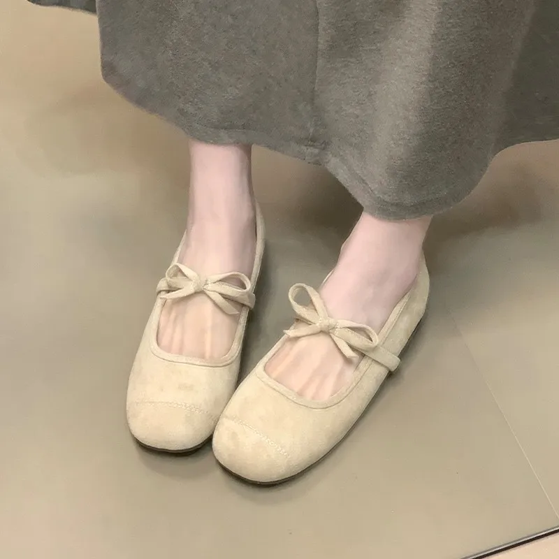 Doce apartamentos para mulheres verão deslizamento no dedo do pé redondo sapatos clássicos para mulheres sólido rebanho couro borboleta nó adorável sapatos casuais