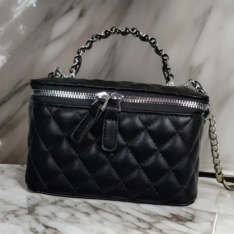 

Fashion-Forward Leather Messenger Bag For Women - Elegant Solid Color Crossbody With Parisian Designer Flair