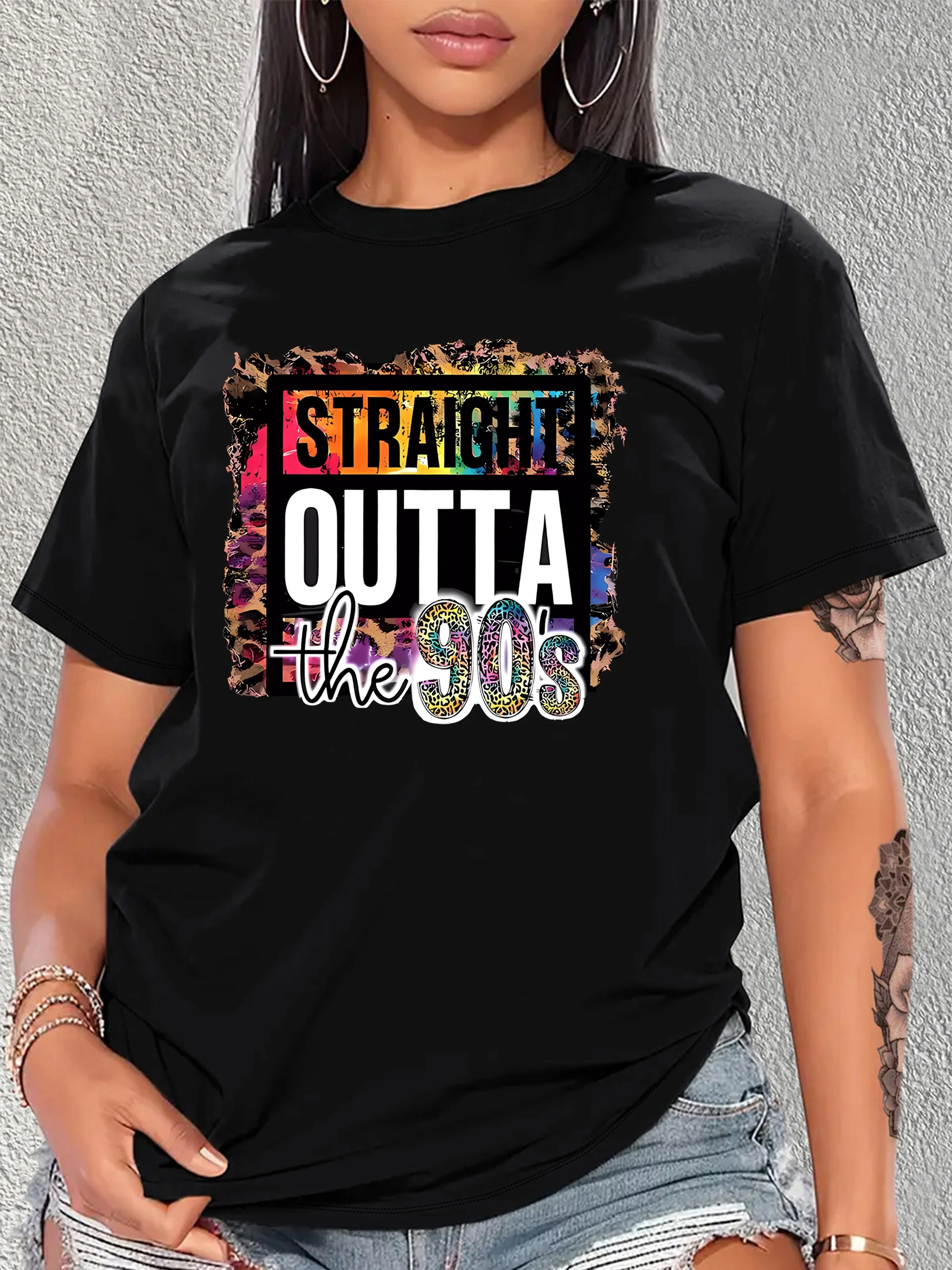 Damska koszulka retro z grafiką z lat 90. - Prosto z lat 90. Wzór w panterkę i kolorowe litery, swobodny okrągły dekolt