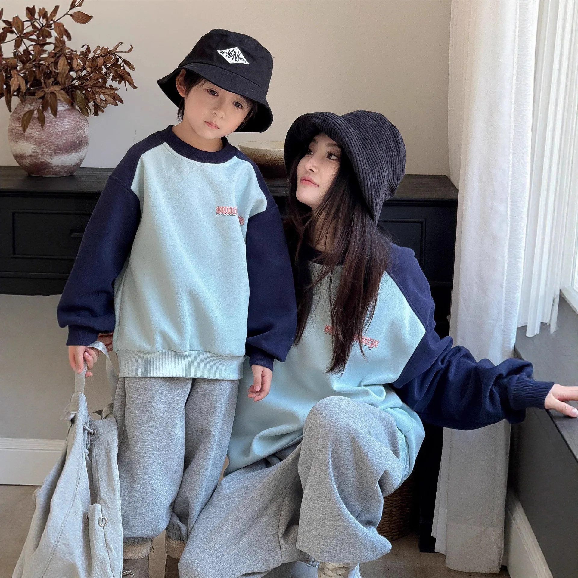 

2025 Kids' Unisex Tops Parent-Child Round Neck Family Matching Sweatshirts for Boys Girls Casual Outfit Baby Children's Clothing
