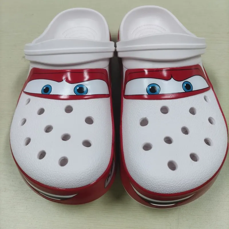 Nuevos zapatos de cueva parpadeantes Disney Lightning McQueen, zapatillas creativas suaves y transpirables con personalidad a la moda para estudiantes, regalo de vacaciones