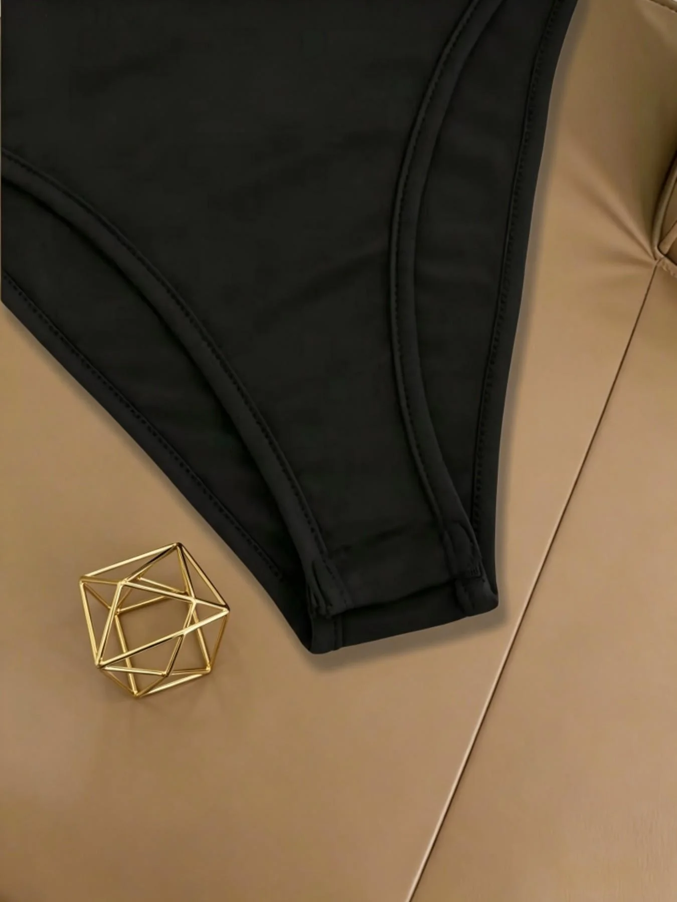Damen One-Shoulder Bodysuit mit Metallbeschlägen, geraffter Taille, schmaler Passform, figurbetonter Jumpsuit, lässige Club- und Alltagskleidung, Streetwear-Oberteil – Detail 4
