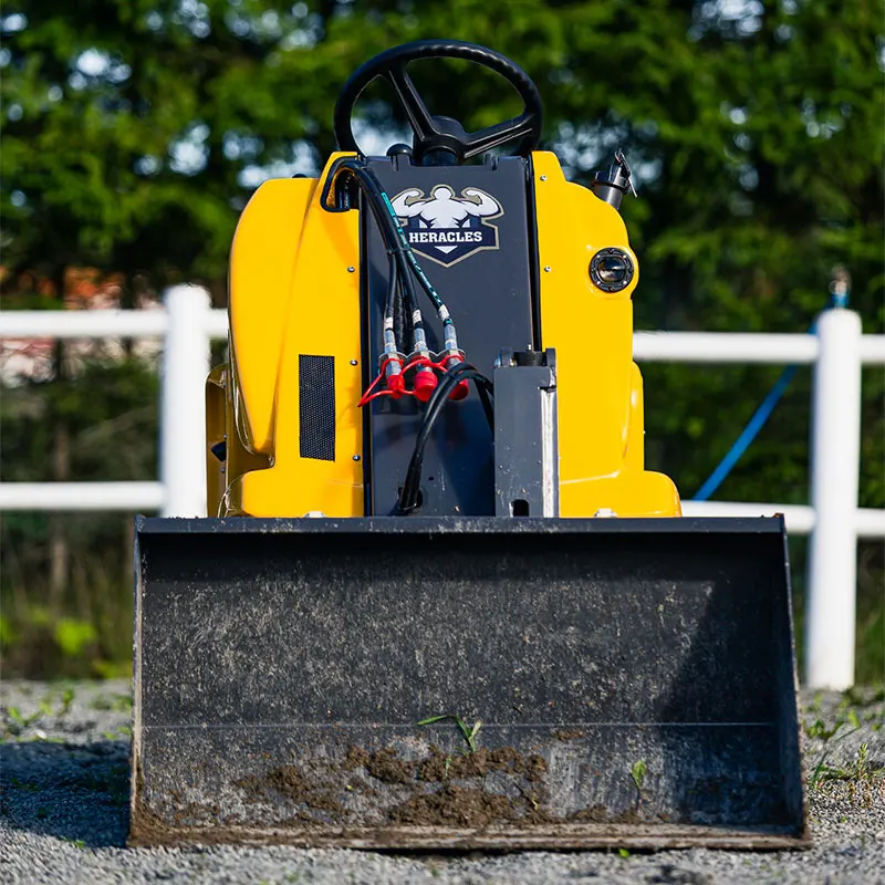 جرافة انزلاقية صغيرة متعددة الوظائف بثلاث عجلات، محمل ديزل هيدروليكي خفيف الوزن وملحقاتها