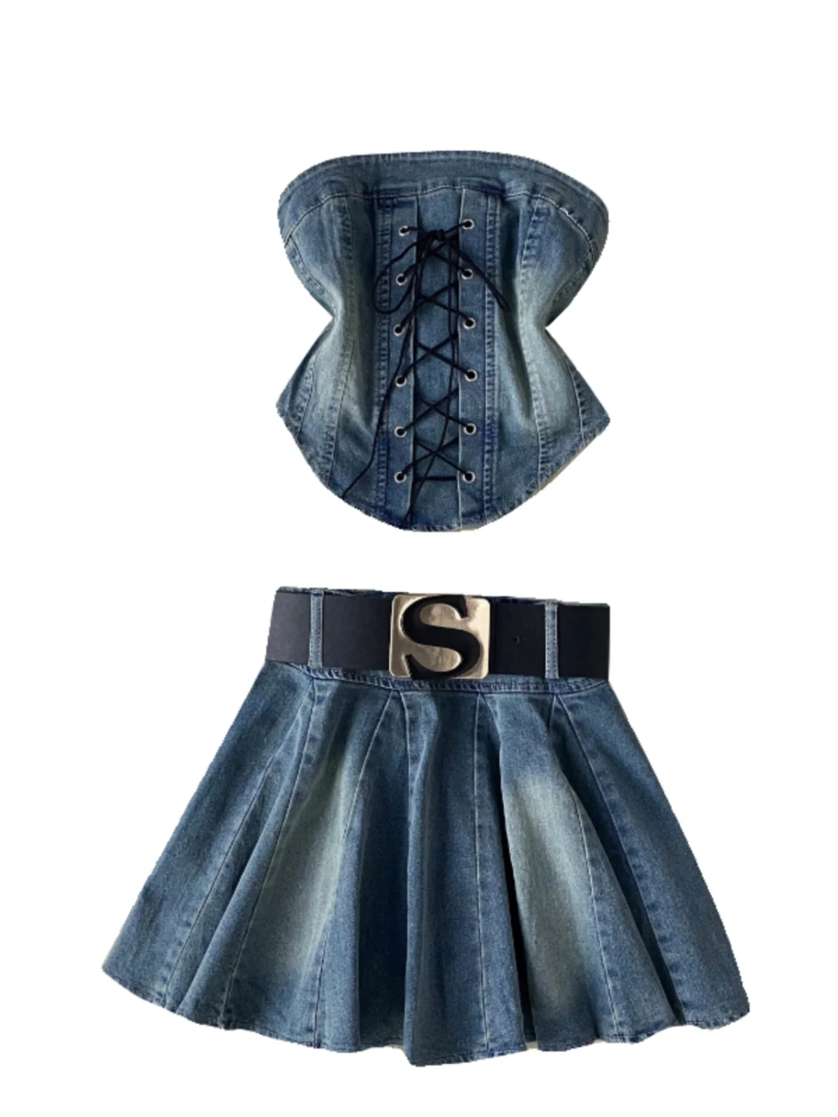 Conjunto de duas peças com top cropped acintu com alças de design moderno e saia jeans curta com cinto, conjunto f...