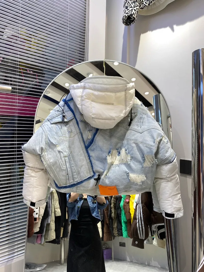 2024 Piumino invernale nuovo denim europeo con giunture Giacca corta personalizzata con cappuccio in colore a contrasto per donna