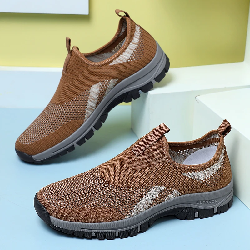 

Lightweight slip-on men's casual shoes, comfortable shoes essential for commuting and rushing.