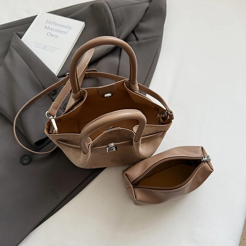 

Retro Matte Leather Bucket Bag Silver Belt Buckle Designer Basket Bag Women Versatile Crossbody Bag Pleated Handbag With Wallet