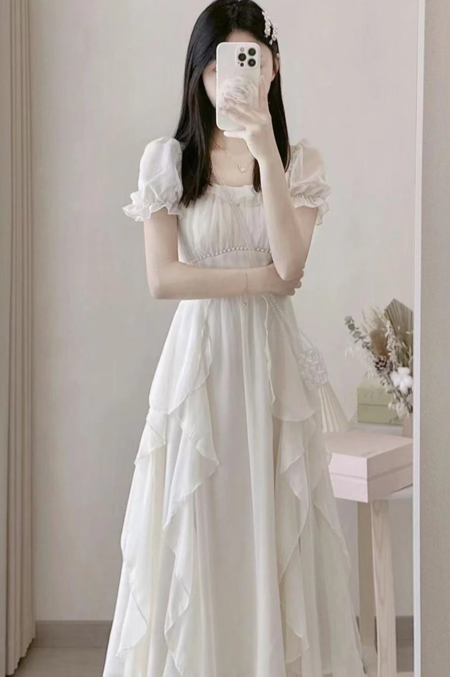 Französisches Damenkleid in Rosa mit eckigem Ausschnitt und Rüschenkante, Sommerkleid mit hoher Taille und schmaler Passform, zartes Feenkleid für den Urlaub – Detail 6