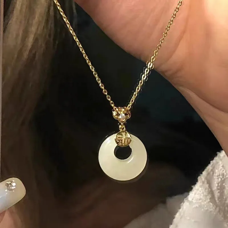 

Ожерелье женское легкое роскошное нишевое дизайнерское ожерелье с имитацией нефрита Хэтянь, темпераментная простая цепочка на ключицы, нефритовая пряжка