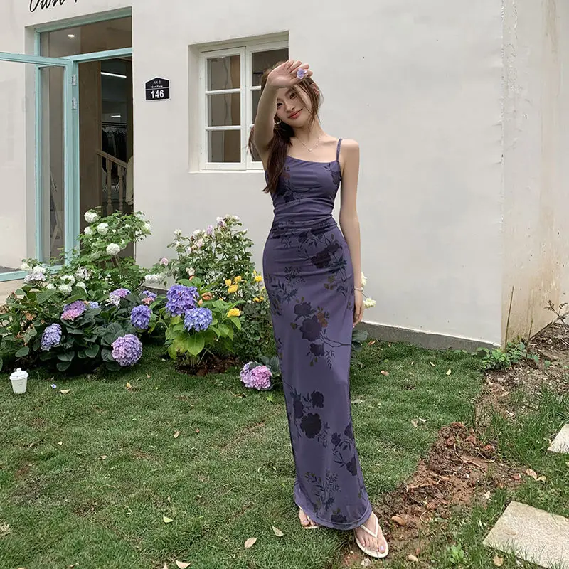 Neu für den Sommer 2025. The Throbbing Night Series Taille im schlankmachenden Print-Design, langes lila Slip-Kleid, High-End-Atmosphäre
