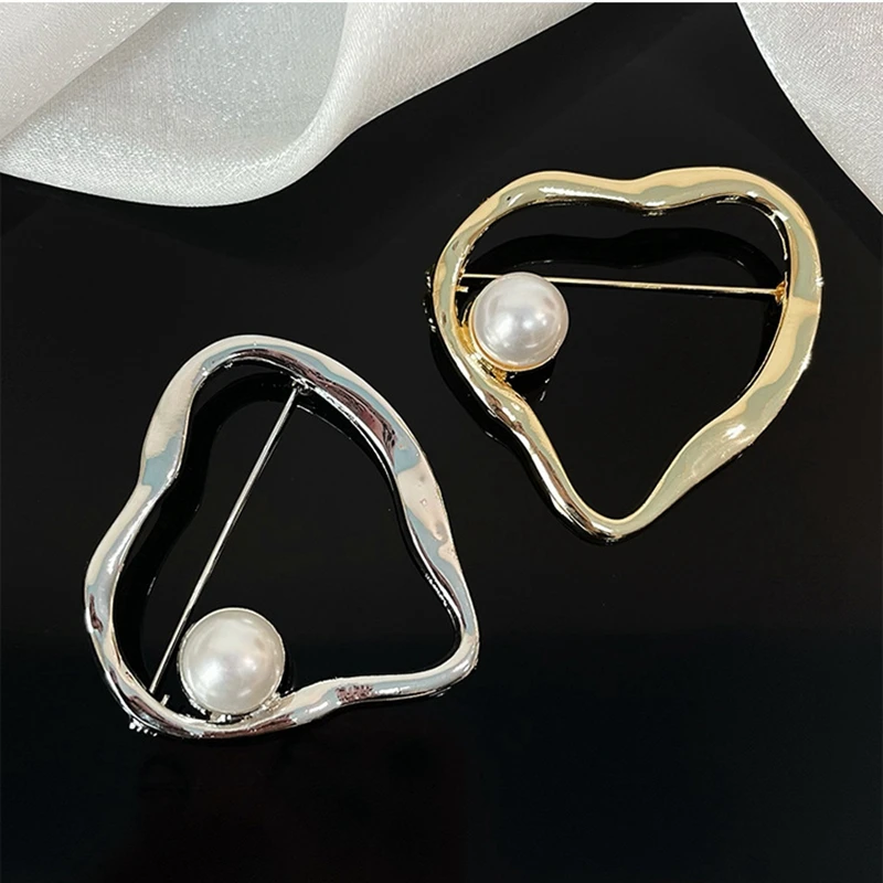 

MOGAKU Metal Heart Women Brooches Fashion Hollow Out Imitation Pearls Suit Lapel Pins Unisex Silver Color Brooch Accessories