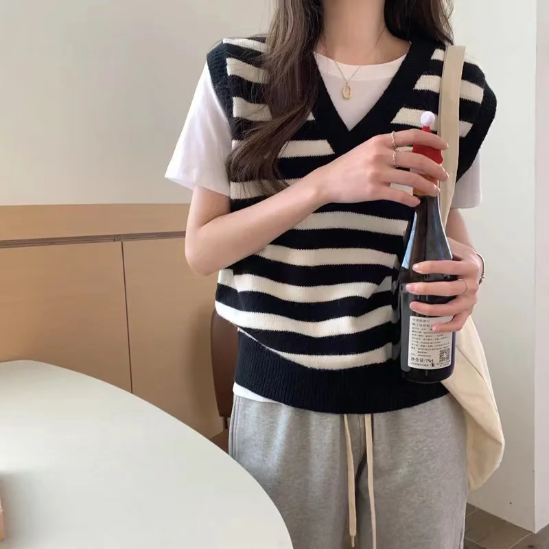 Women's knitted waistcoat V-neck loose sleeveless sweater folded tank top vintage black and white striped pure wool jacket