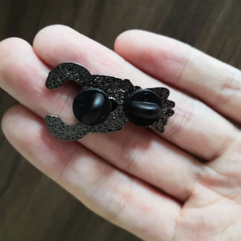 เข็มกลัดโลหะสำหรับติดเสื้อคอสเพลย์ลายขูดเลือดเข็มกลัดคอสเพลย์ลายอัศวินลายฉลุเกม2024ใหม่