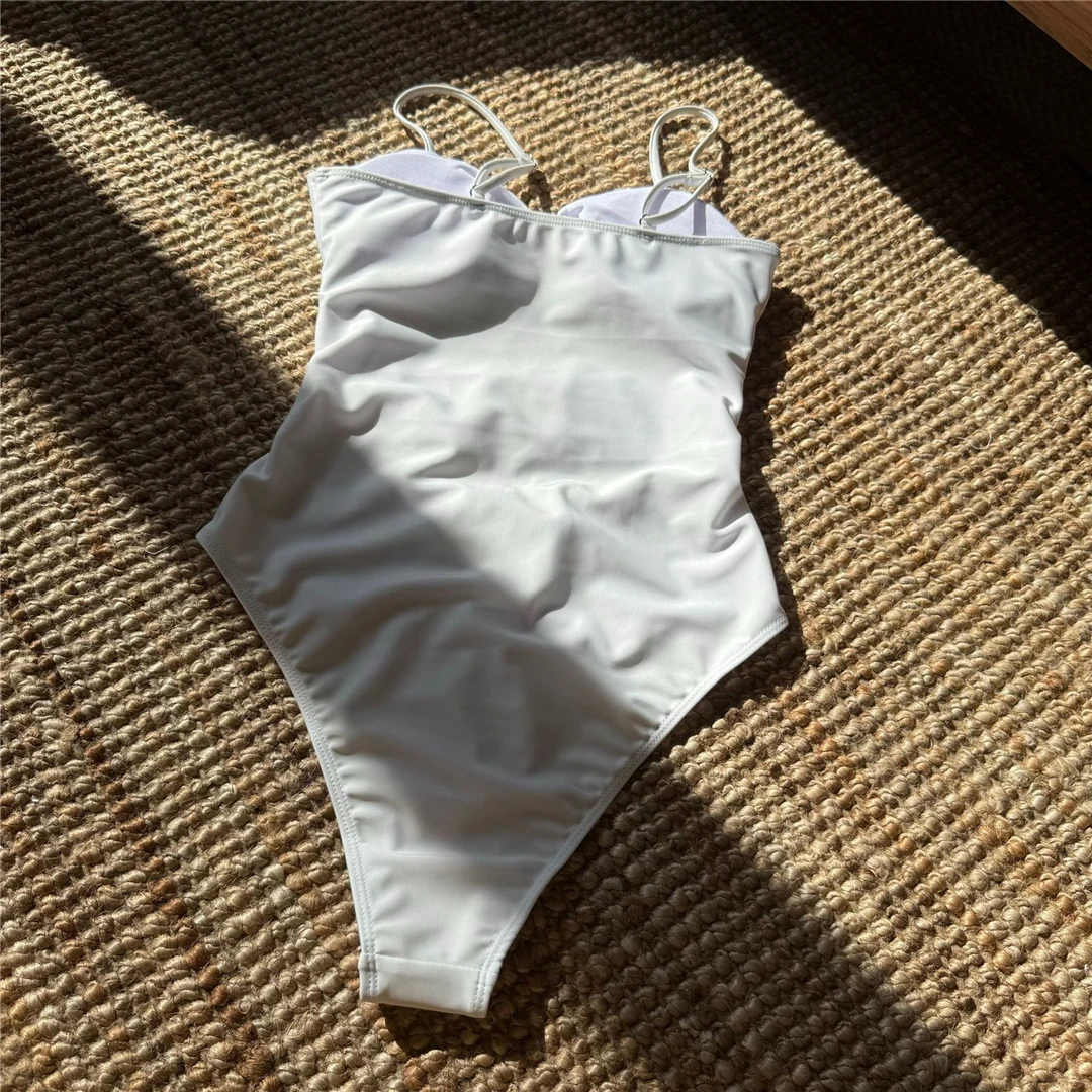 Neuer, ausgeschnittener, metallischer Ring, geraffter, hoch geschnittener, einteiliger Badeanzug für Damen, Badebekleidung, Monokini, gepolsterter Badeanzug, Badeanzug, Modell V6410. – Detail 12