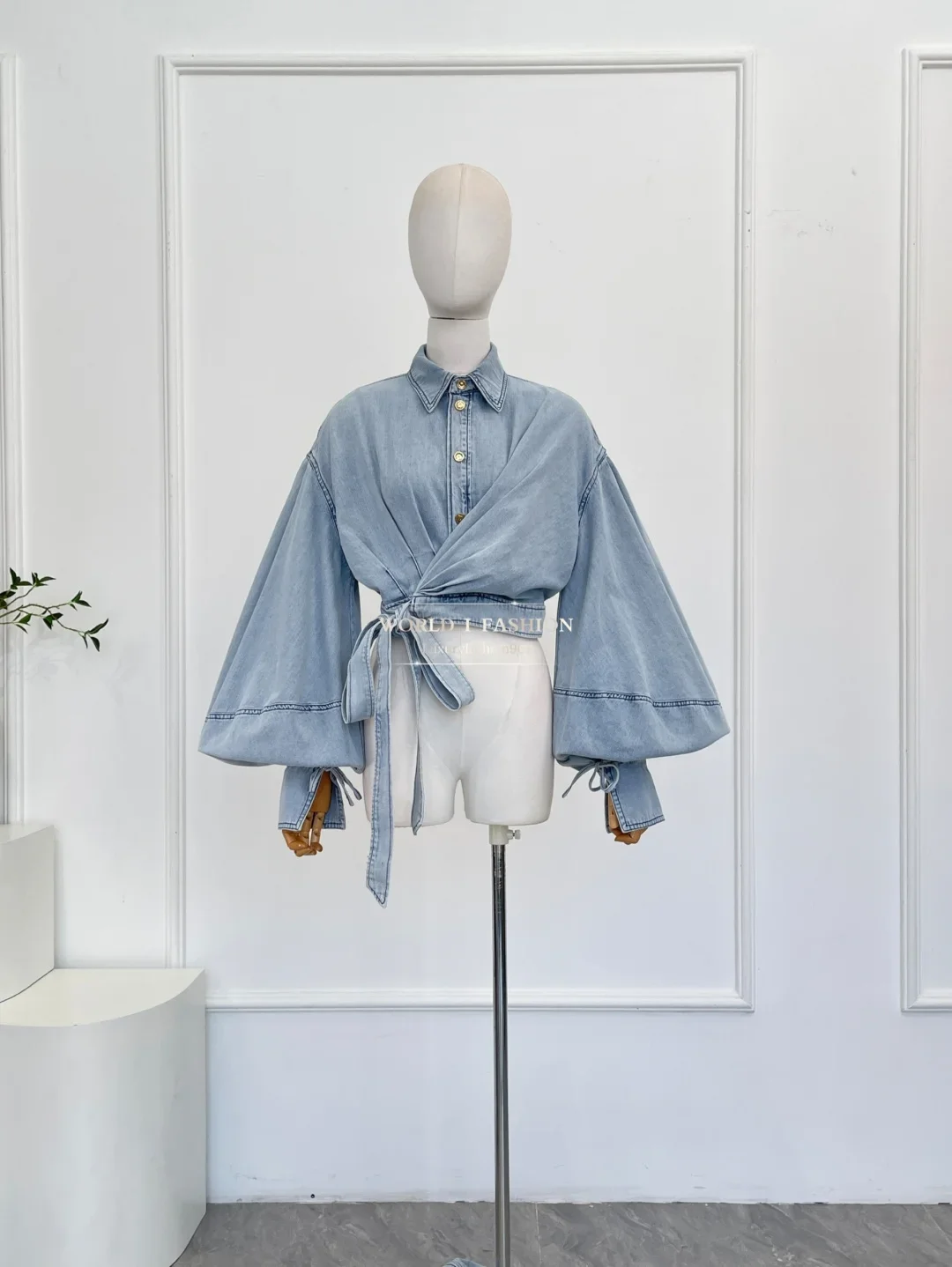 Ensemble chemisier portefeuille en jean à manches longues bleu clair et jupe mi-longue