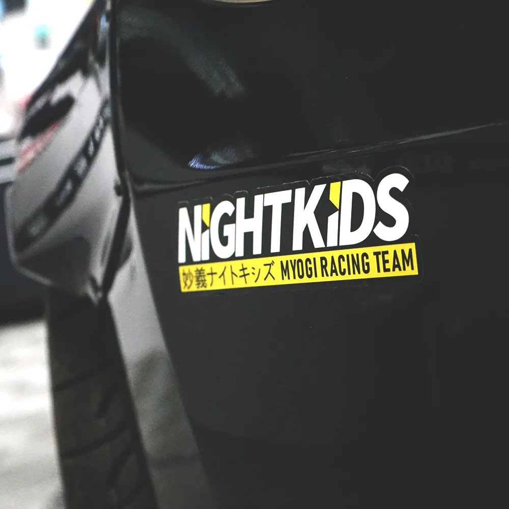قطعة واحدة من ملصق فريق سباق NightKids العصري - ملصق زخرفي قابل للإزالة، نمط الانجراف المميز للثلاجة واللوازم المدرسية والمرآة