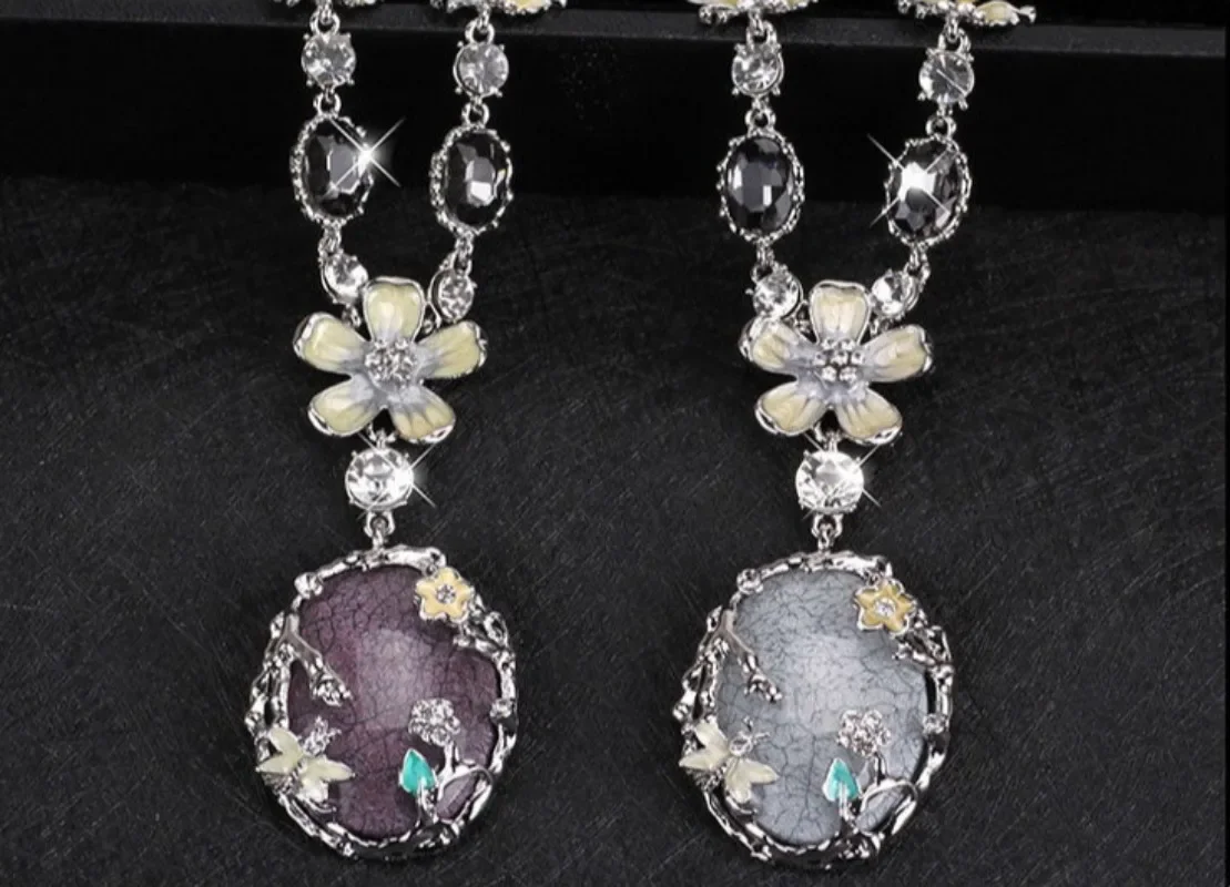 여성용 세련된 짧은 스웨터 체인과 긴 장식 목걸이입니다.