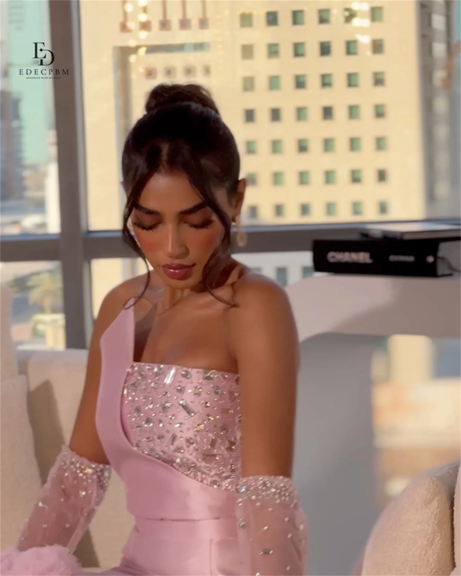 ชุดราตรีผู้หญิงสีชมพูหรูหรา EDECPBM สำหรับโอกาสพิเศษ แบบสั่งตัดได้ ชุดราตรีผ้าซาติน งานฝีมือ