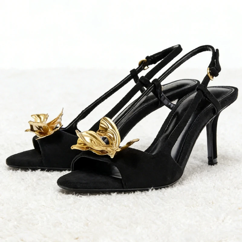 

Лето 2026, пикантные босоножки на каблуке с открытым носком, женские роскошные дизайнерские туфли на высоком каблуке из искусственной замши с металлическими украшениями в виде цветов и пряжкой