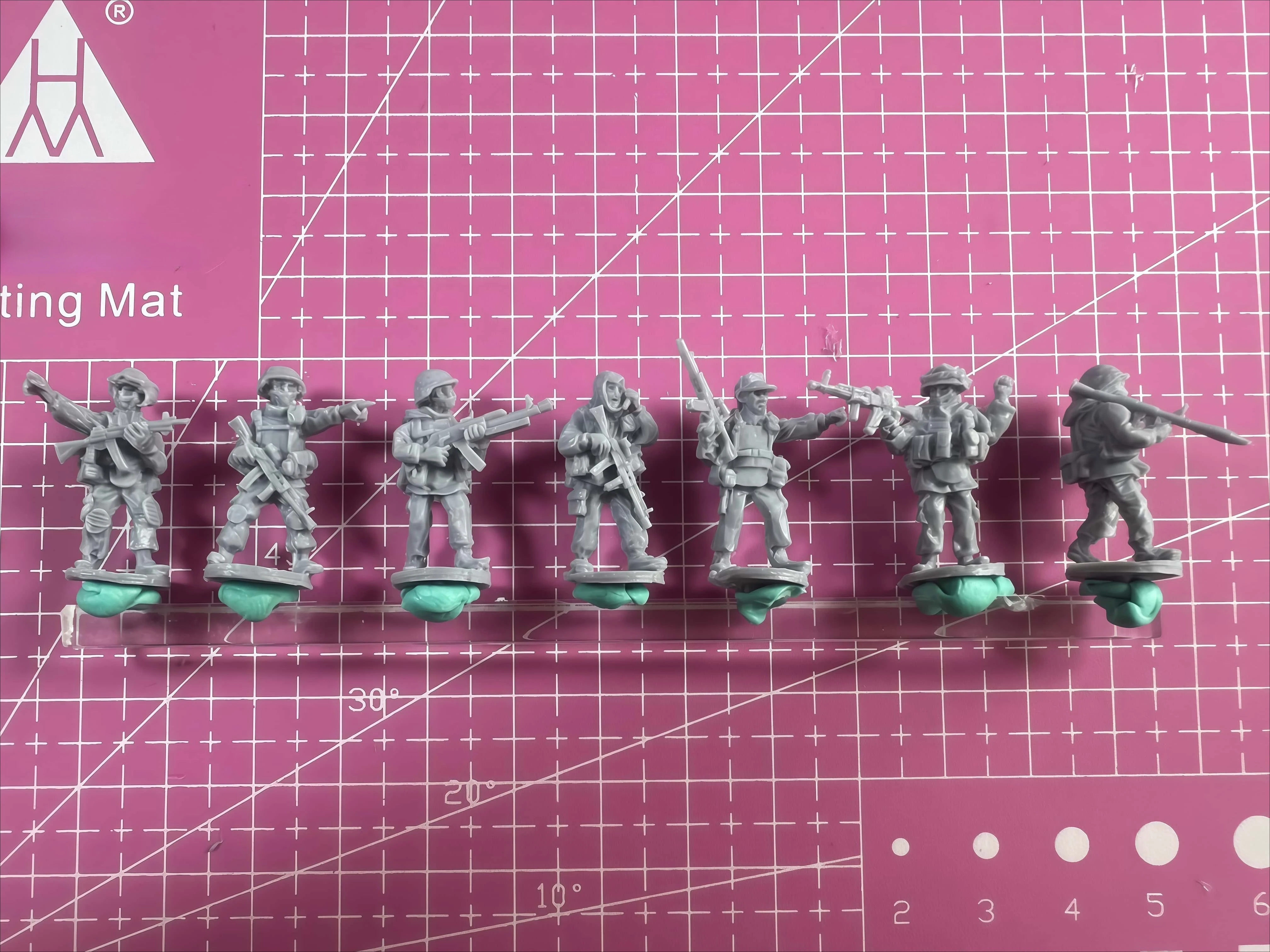 

Набор прецизионных моделей из смолы 1/72, модель спецназа на 7 человек, неокрашенная