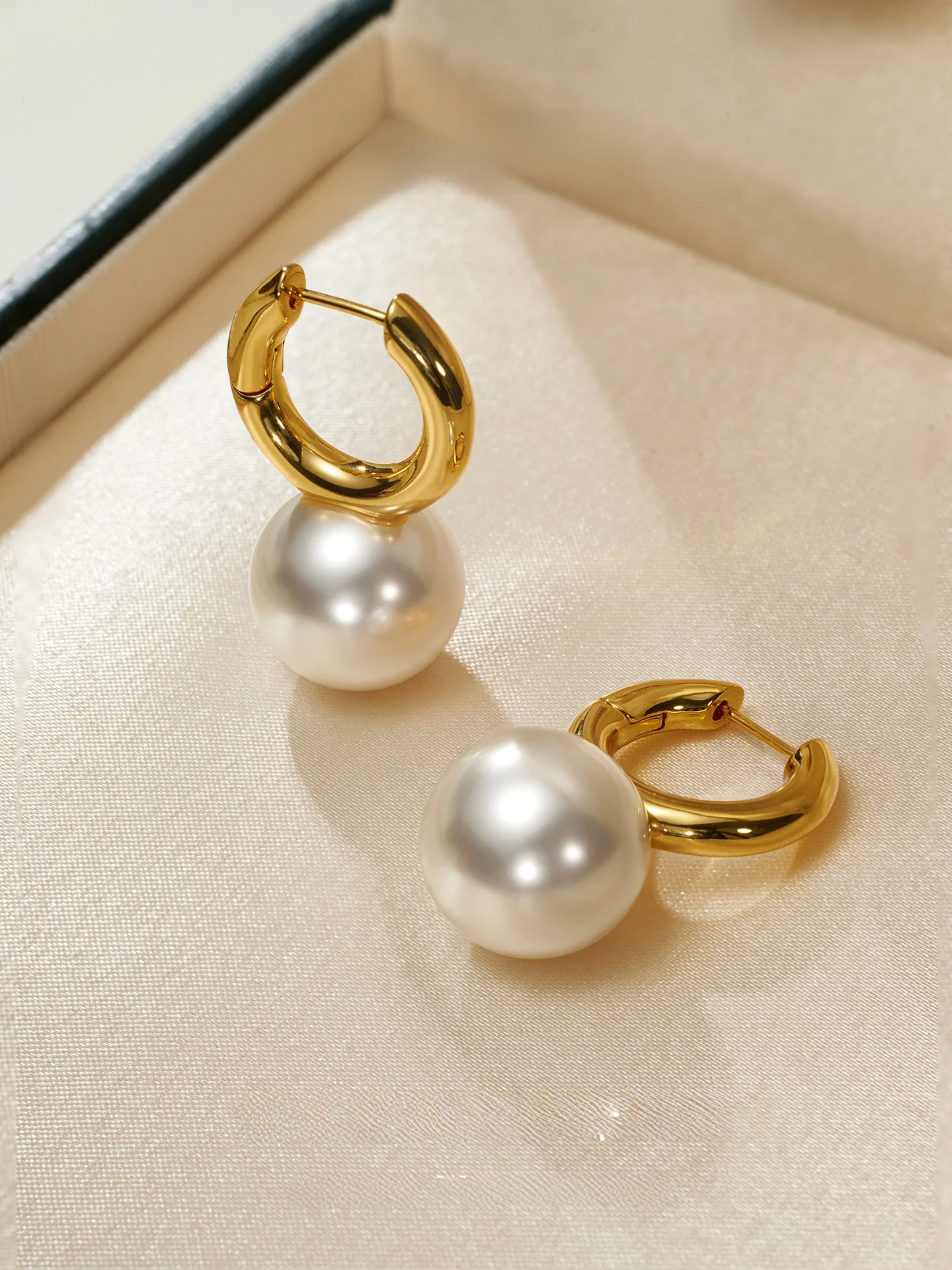 pendientes-grandes-de-plata-s925-con-perlas-blancas-de-nacar-tipo-anillo-elegantes-y-de-alta-gama