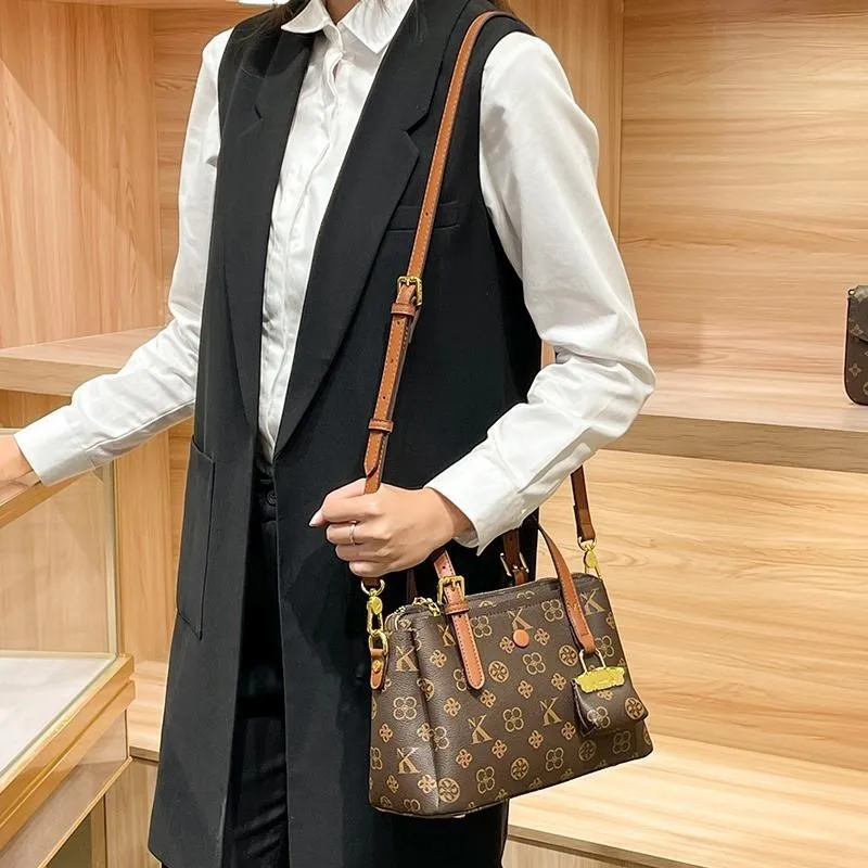 

Brand handbag women's 2025 new high-end commuting large capacity high-end feeling high-end designer shoulder crossbody bag
