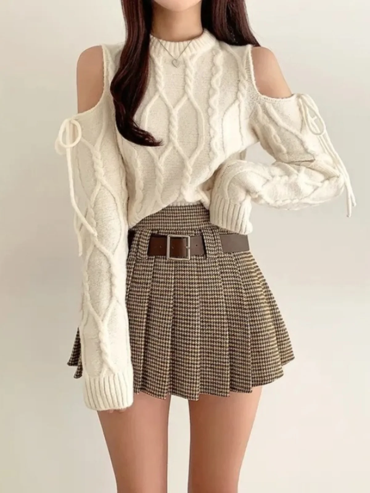 시크 레트로 여성 니트 스웨터 2024 신상 겨울 패션 라운드넥 컷아웃 어깨끈 긴팔 한국 스타일 슬림핏