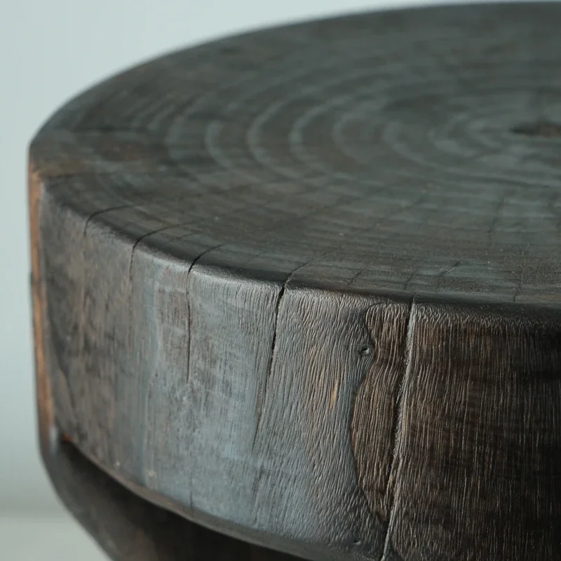 Magazine coffee table, corners, three legs, wooden stool, B & B hotel, solid wood stakes, black soft decoration, retro style