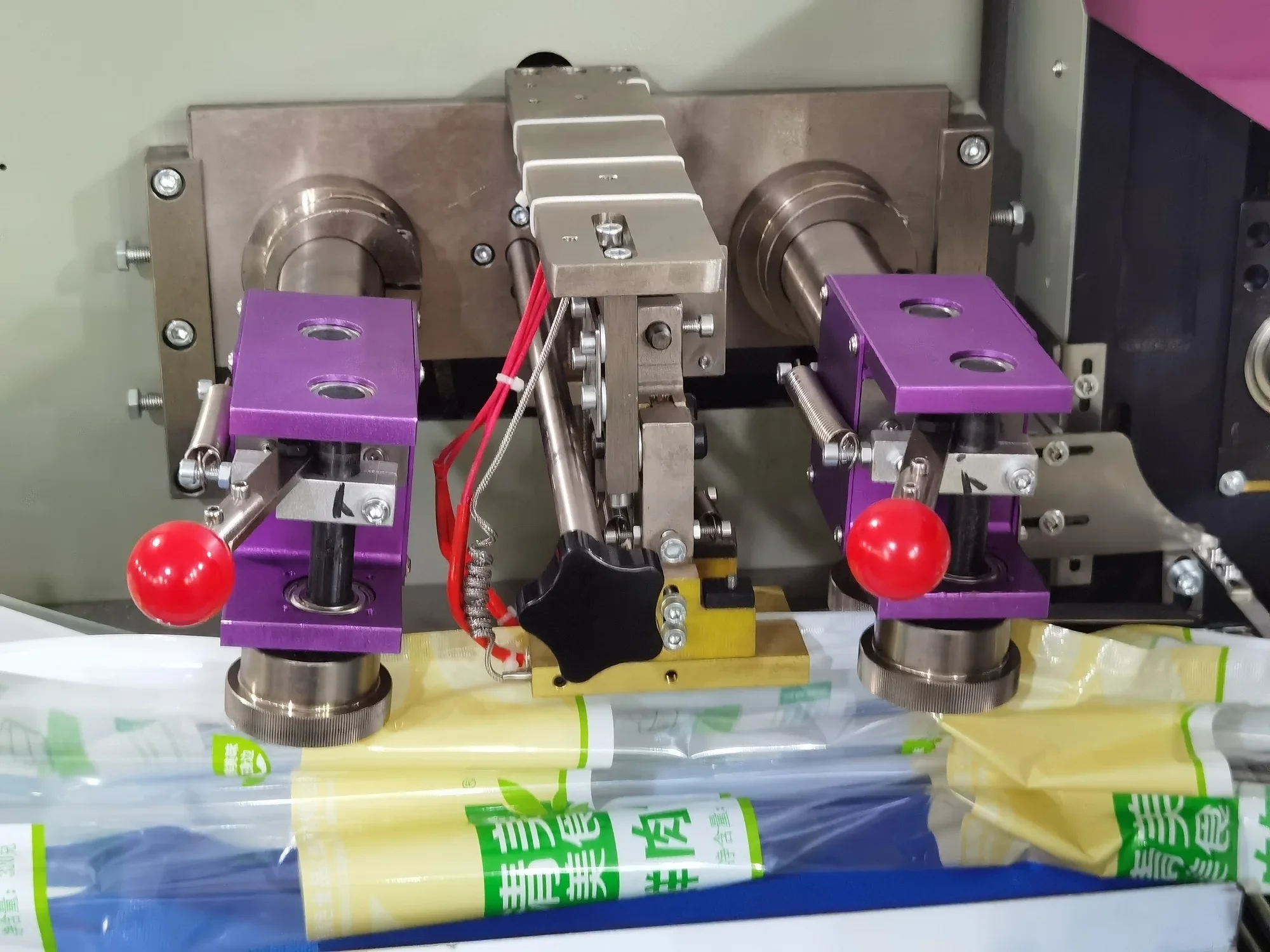 自動フローパック包装機 フェイシャルティッシュ プラスチック包装機 ナプキンペーパーティッシュ ソフトパックシーリングマシン