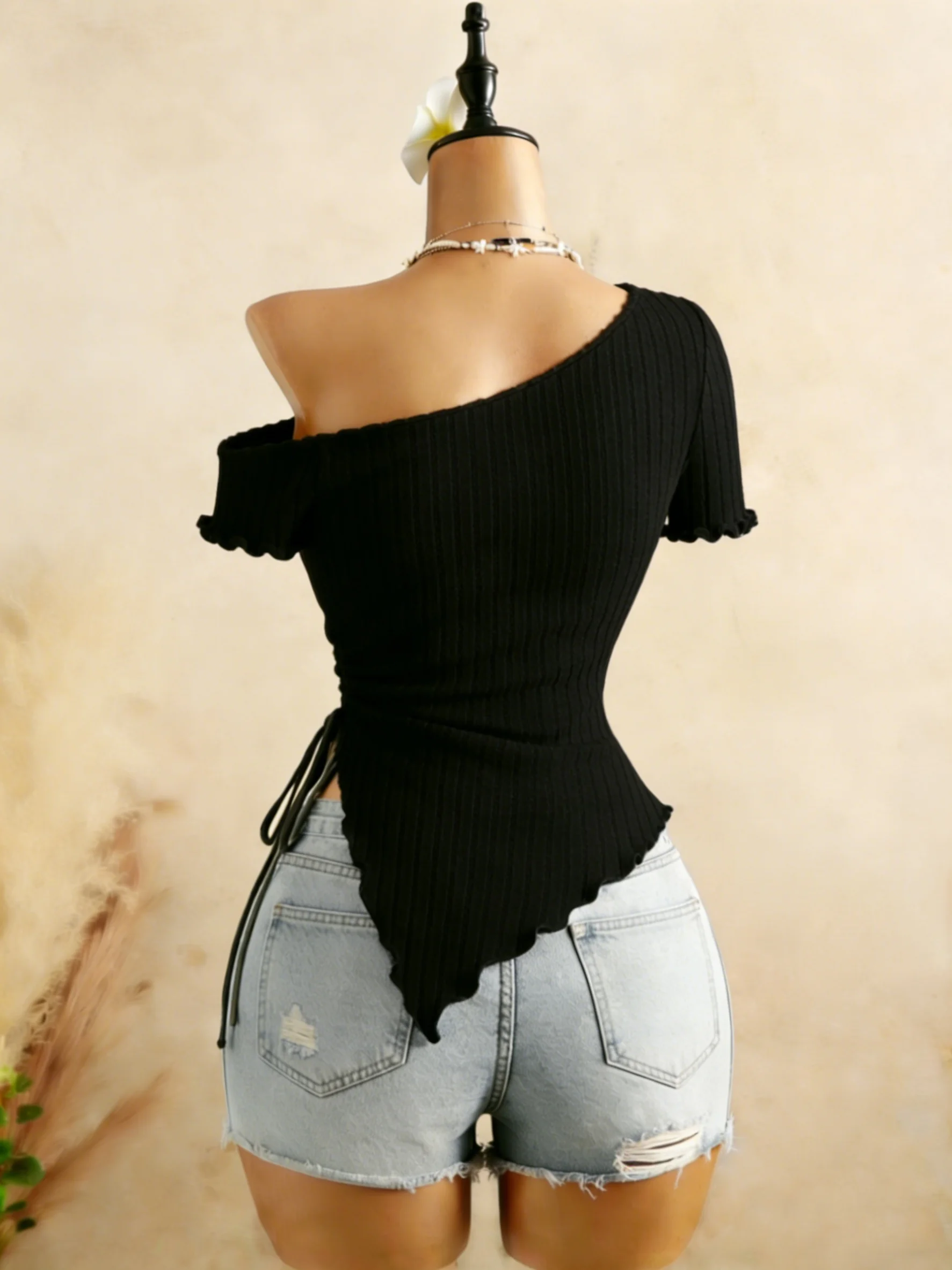 Damen One-Shoulder-Kurzarm-Top aus geripptem Strick mit seitlichem Kordelzug, gerafftem asymmetrischem Wellensaum, schmaler Passform, einfarbig schwarz, Sommer Y2K T-Shirt – Detail 5
