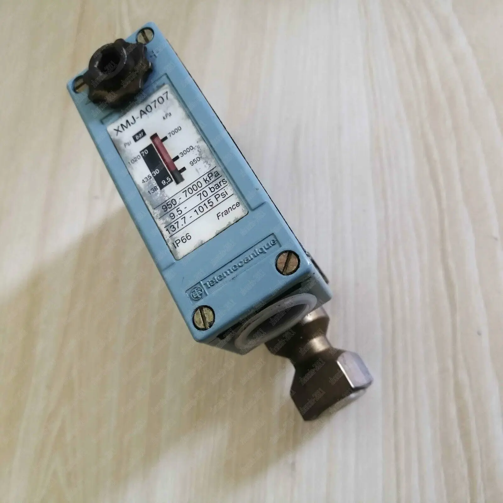 

1 шт. б/у реле давления XMJ-A0707 Schneider