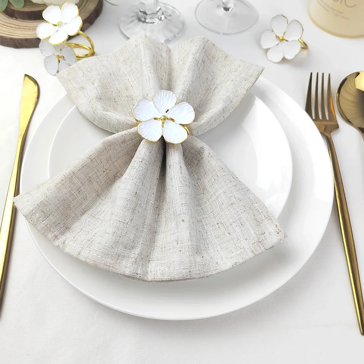 New White Plum Blossom Napkin Rings Holder Metal Flower Types Accessories for Hotel Parties Feast Wedding Dining Table Decorate