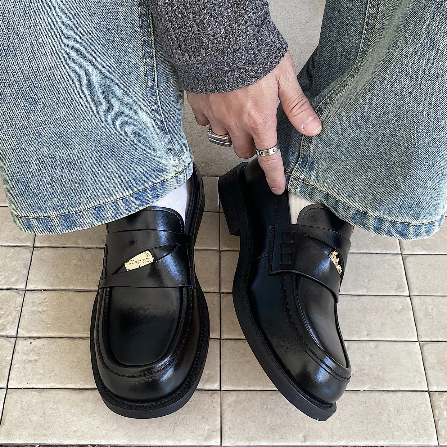 

Slip in formal leather shoes for men's autumn new style retro metal coin design Loafer comfortable black British dress shoes