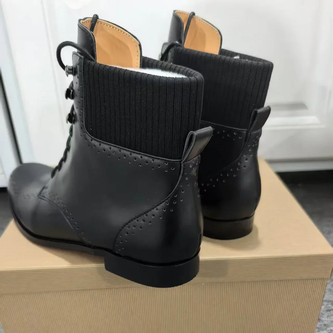 مشبك معدني جولة تو الدانتيل متابعة الرجال بوتاس التنفس ثقوب جلد أسود أحذية بوت قصيرة للرجال الحياكة أحذية جديدة كعب منخفض مكتنز